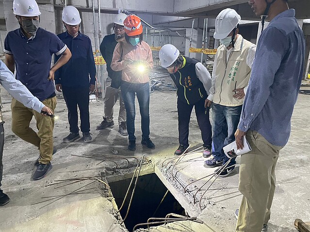 台南市政府為杜絕登革熱蔓延,跨局處聯合稽查建築工地。圖/台南工務局提供